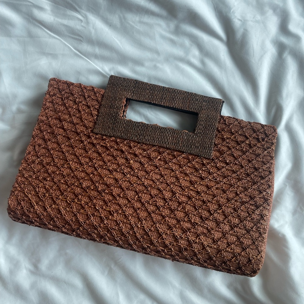 Hand-woven raffia clutch with handle